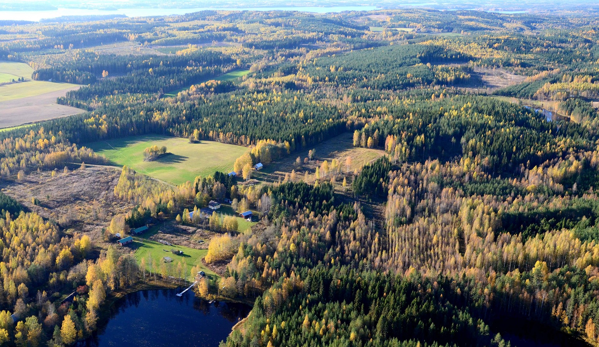 Iso-Valkeinen järven Luoteispään taloja