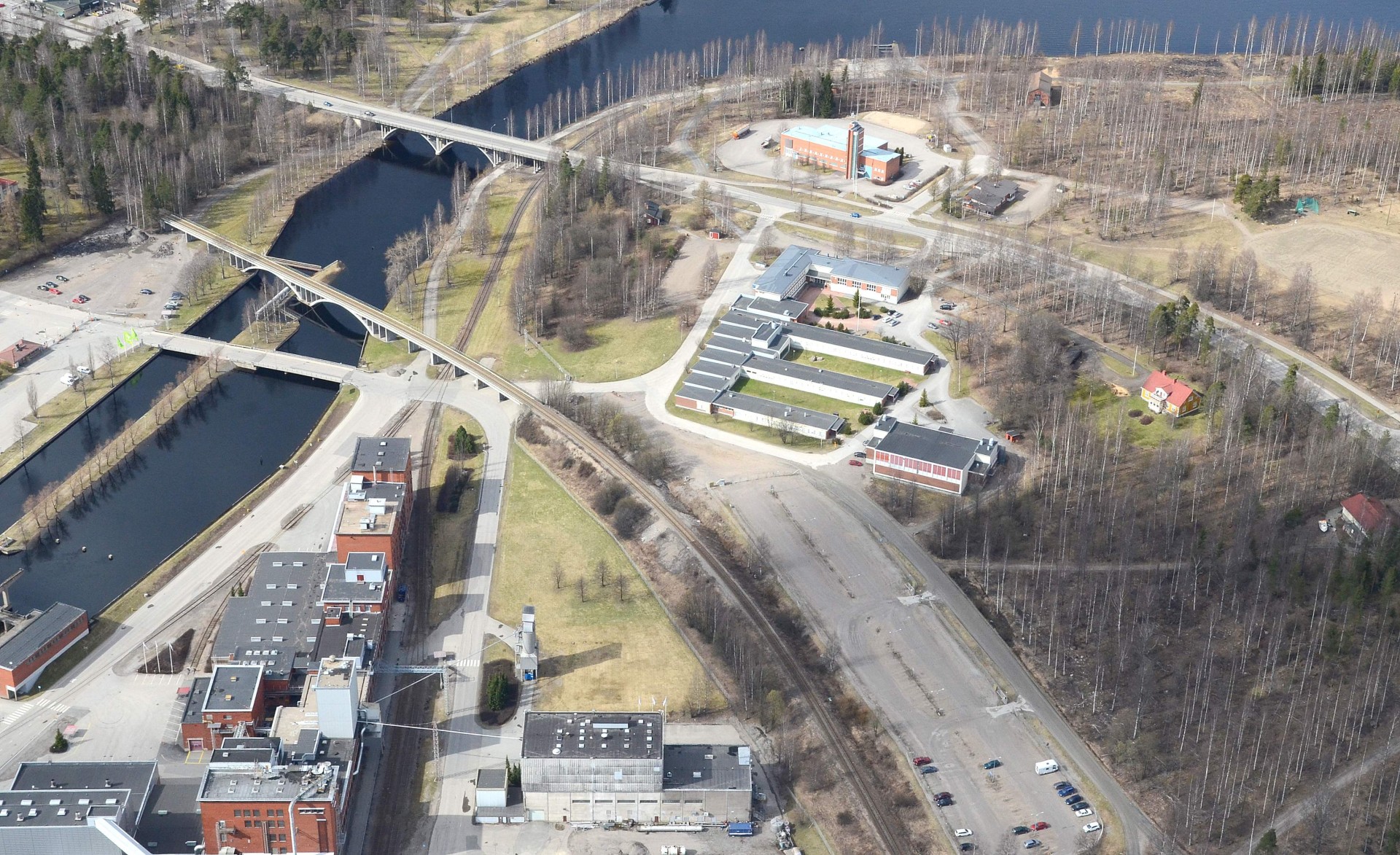 Kuvan keskellä alhaalla vaalea rakennus on entinen hiivatehdas. Ylempänä Hiskin koulu ja tien takana Pelastuslaitos.