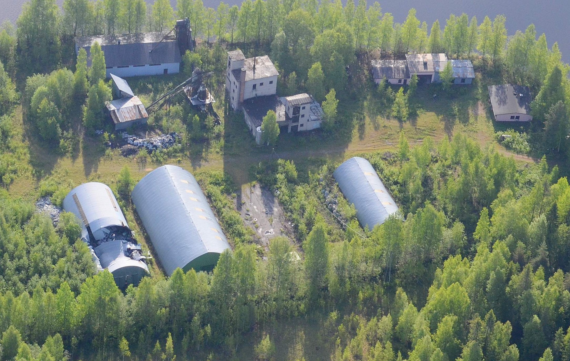 Tässä jäänteet Suolahden biotuotetehtaasta jossa valmistettiin mm. tervaa ja hiiliä.