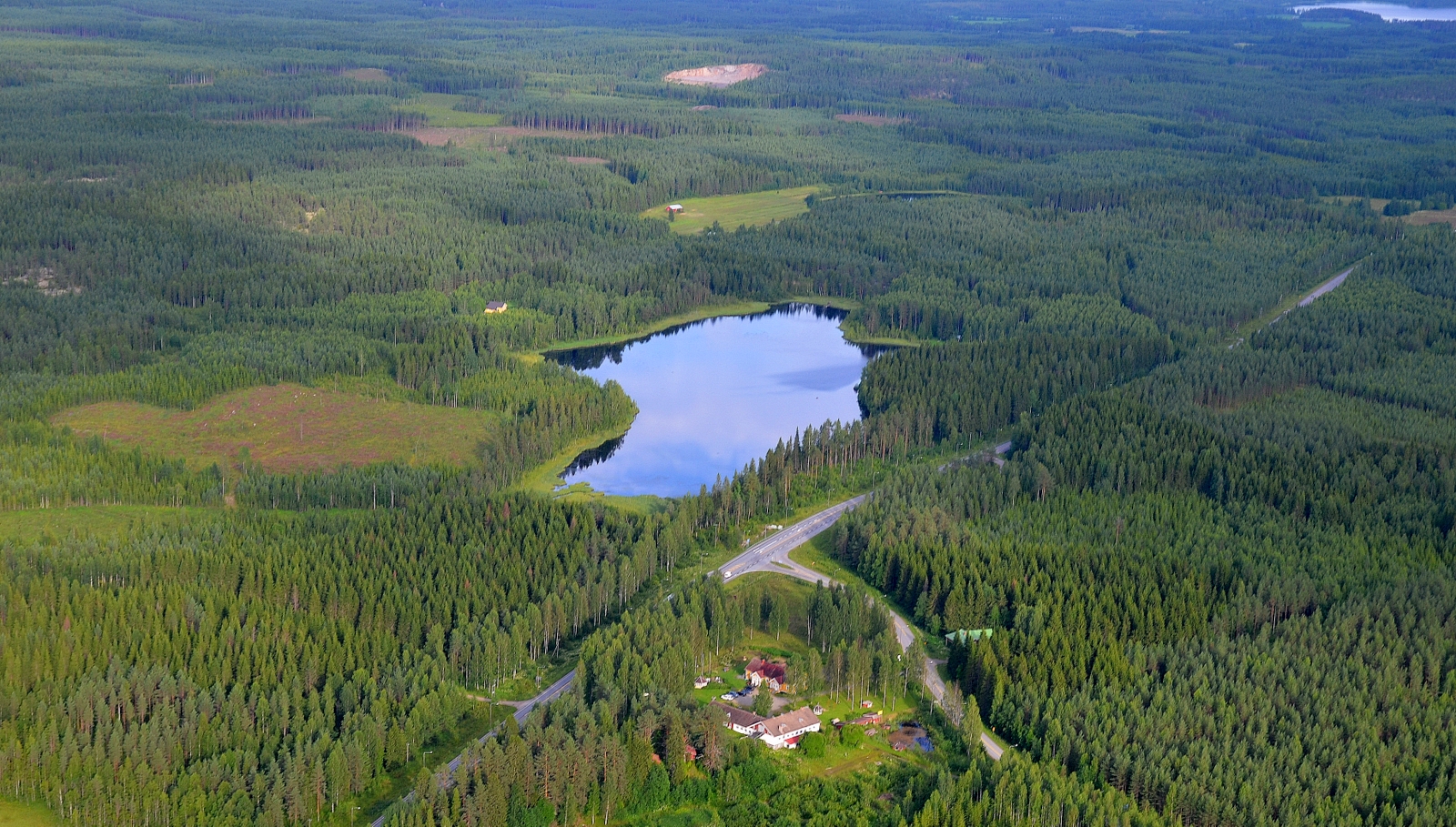 Viitajärvi ja sen takana Kyöpelivuoren louhos.