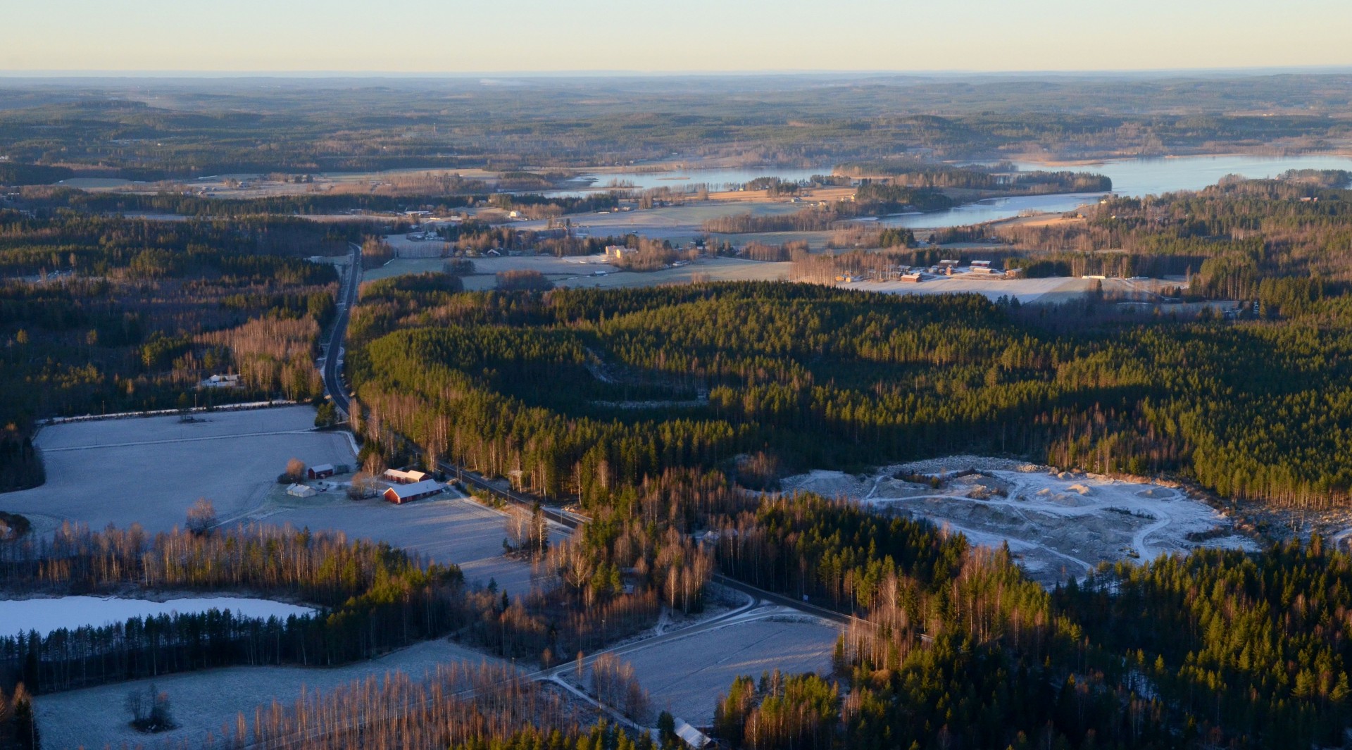 Koivistonkylä, Valkolan- ja 69-tien risteys kuvassa alhaalla