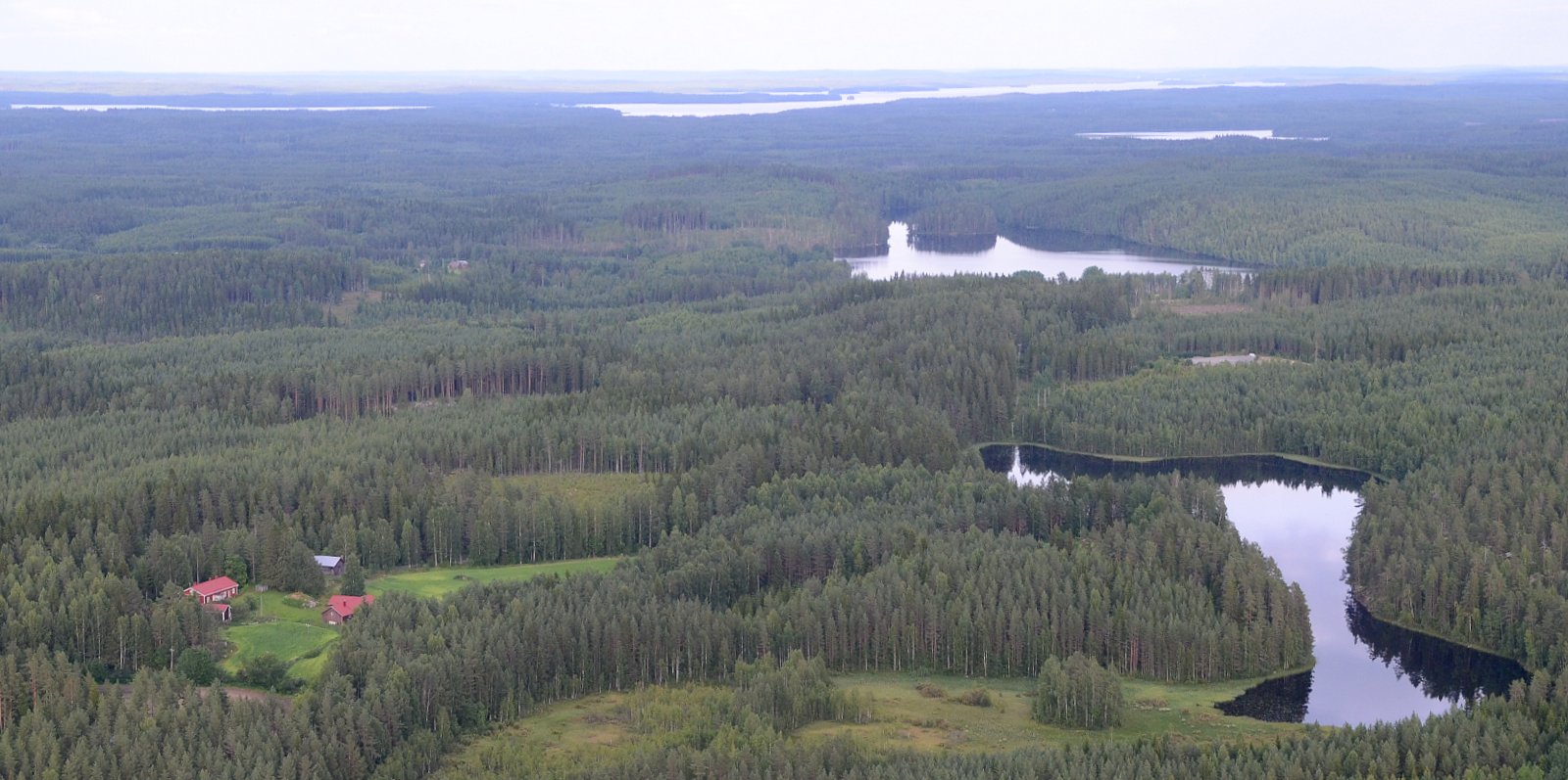 Tämä kuva on otettu pitäjien rajan takaa Kivijärven Nurkkaperän puolelta. Lähimpänä Joutsenjärvi ja sen takana Valkeisjärvi.