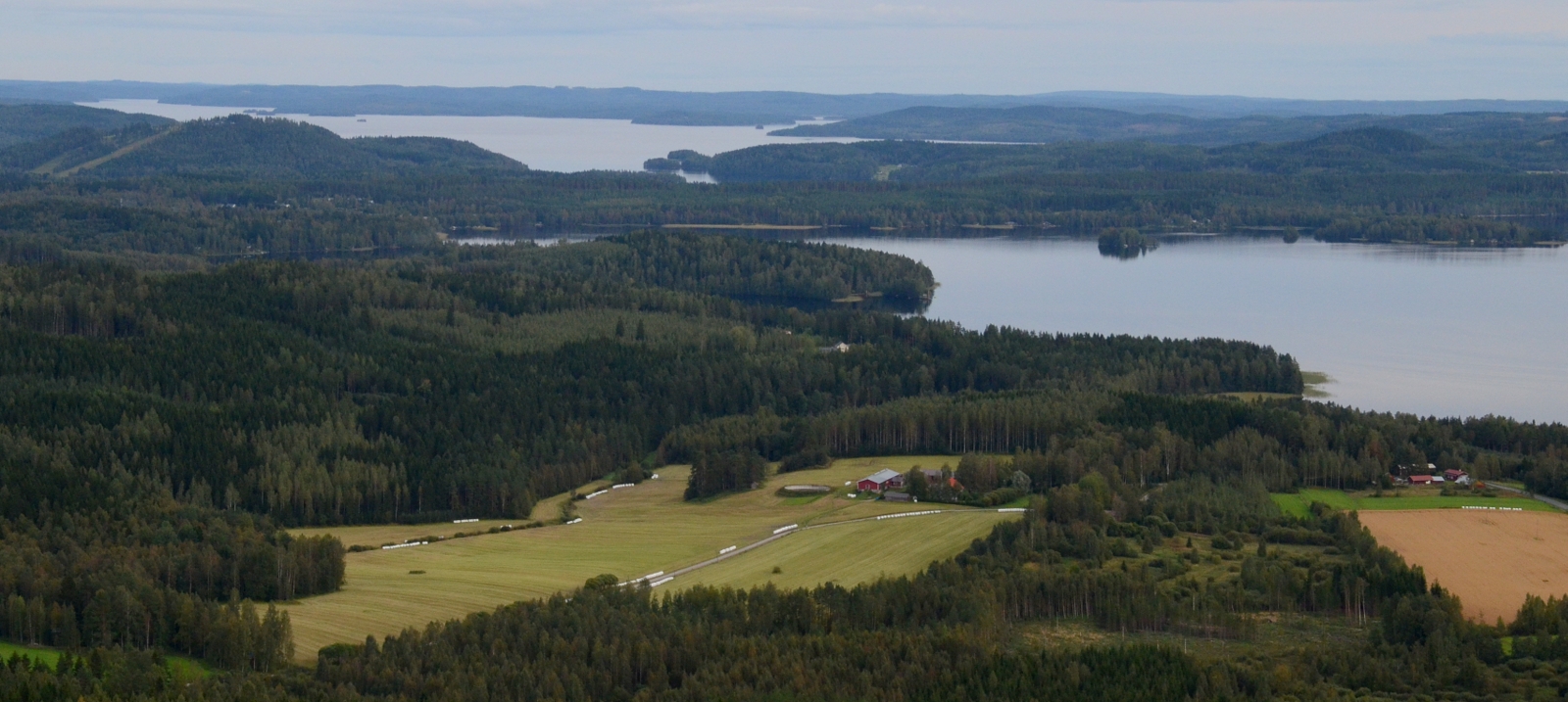 Muuramen Muuratjärvi ja taustalla Riihivuoren laskettelurinteet.