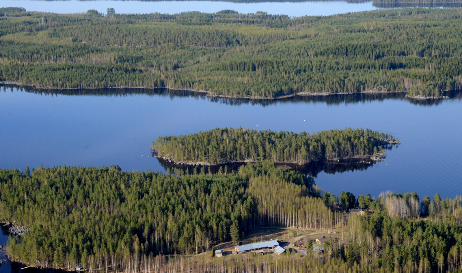 Salmen saari on Rapasaari, talot Kujala ja Hietaniemi.