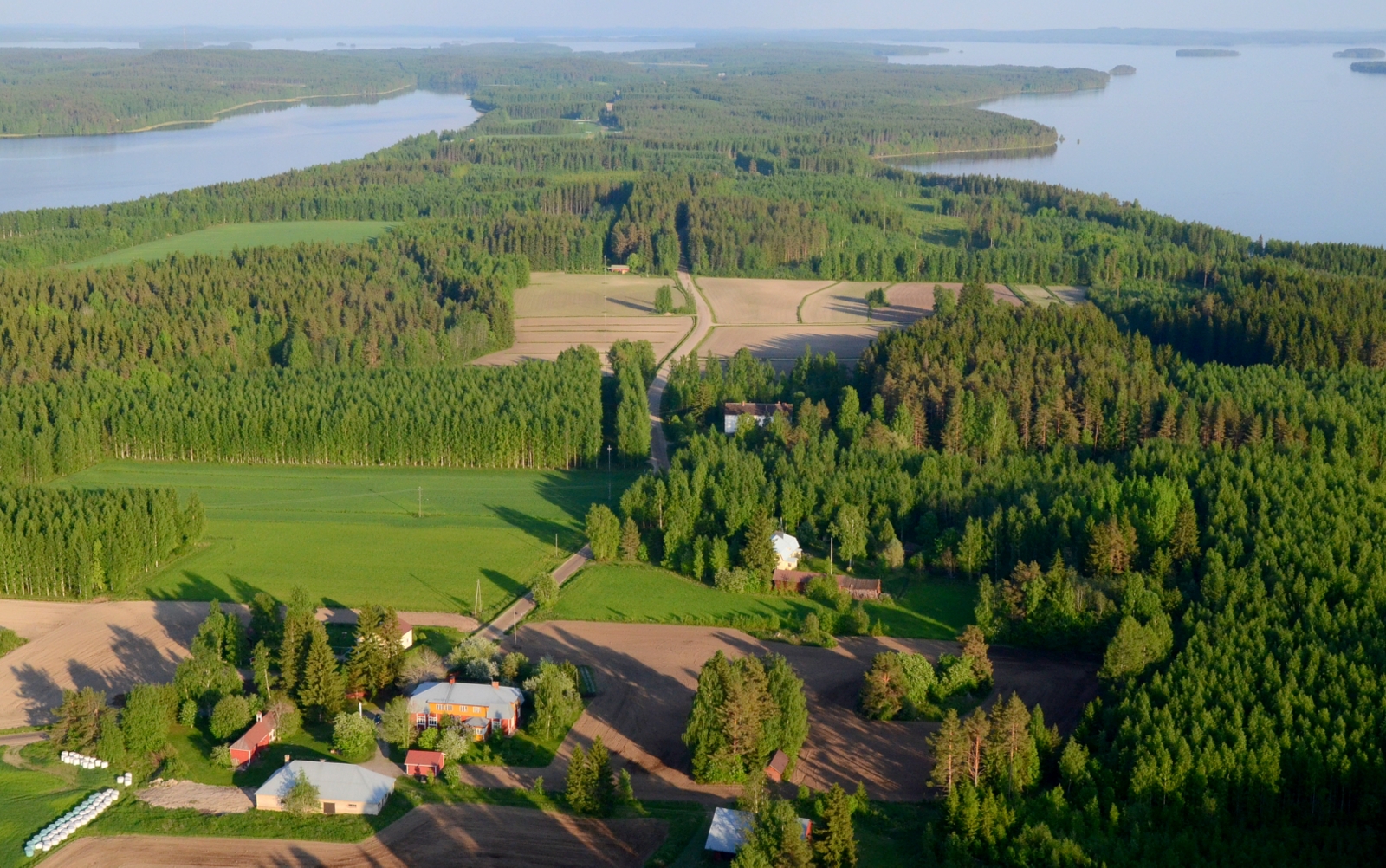 Tästä jatketaan uusista maisemista Vesannon Horonkylältä. Kuvassa Lypsylän tila. Vasemmalla Horonjärvi, oikealla Keitelejärven Kivenkorvanselkä.