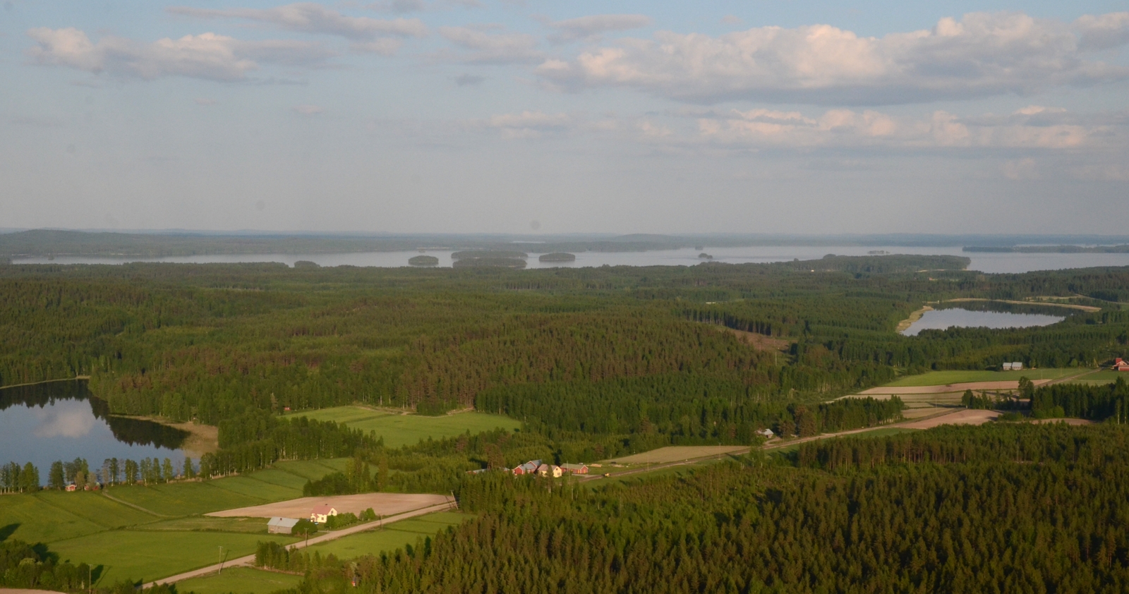 Närhilää lähestyttäessä ohitetaan Lääminkijärvi, kuvassa oikealla.