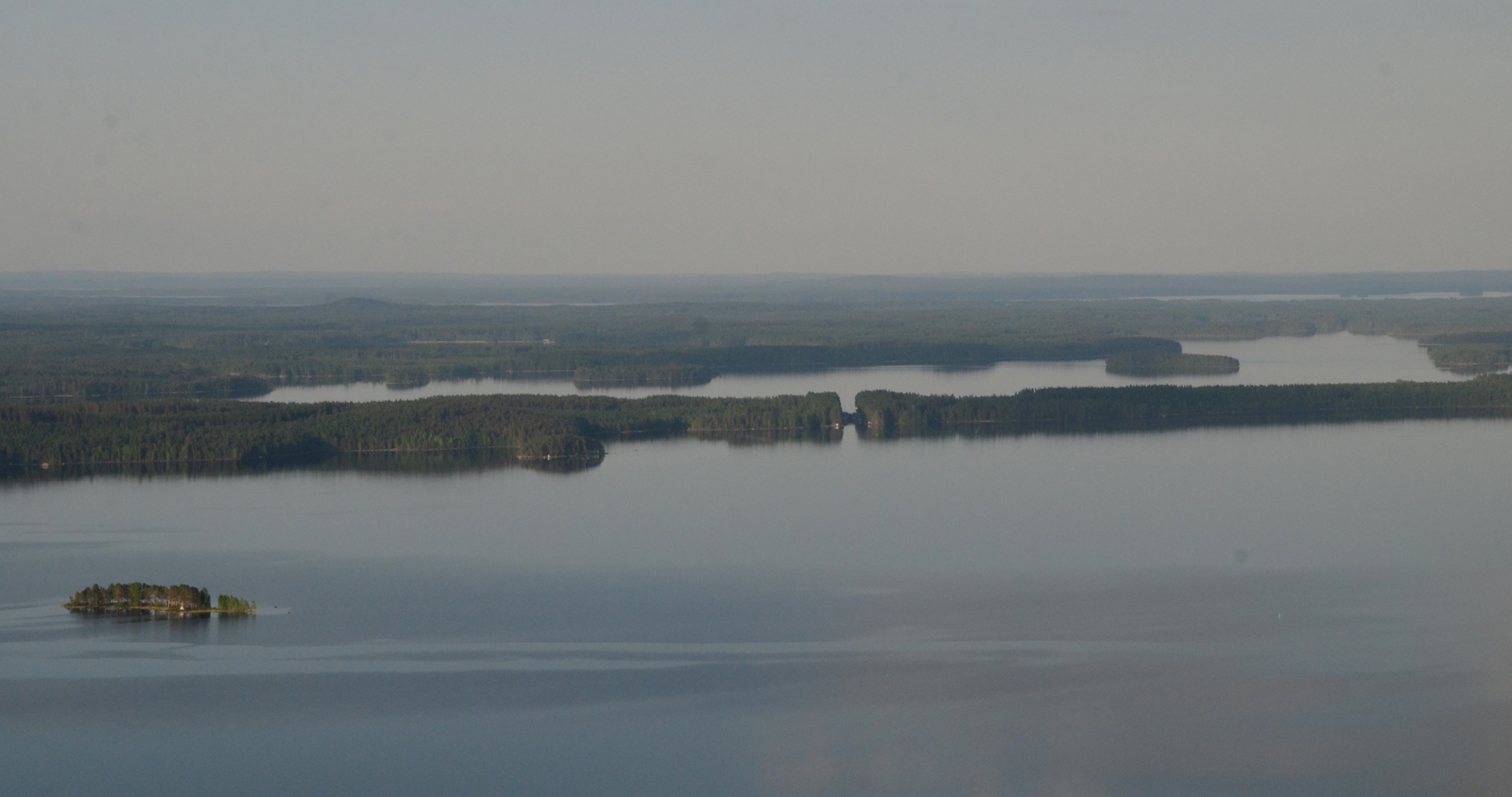 Neituria lähestyttäessä näkyy idässä Kiesimän kanava ja Kiesimäjärvi kannaksen takana.