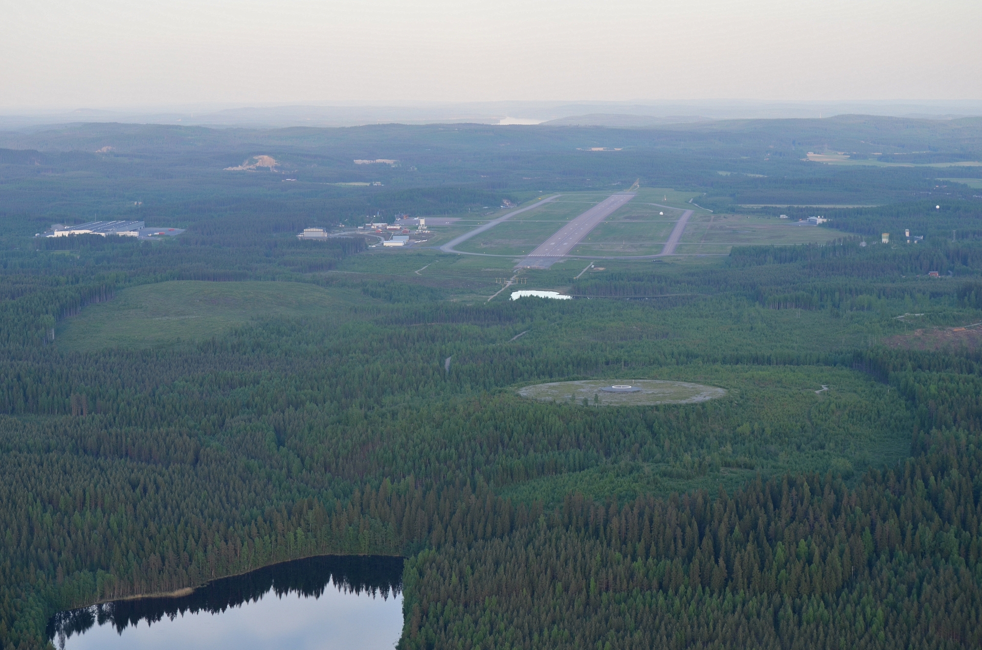 Tikkakosken lentokenttä luoteispäästä nähtynä. Kuvassa vasemmalla Lidlin varastoterminaali ja kentän vieressä lentoasema.
