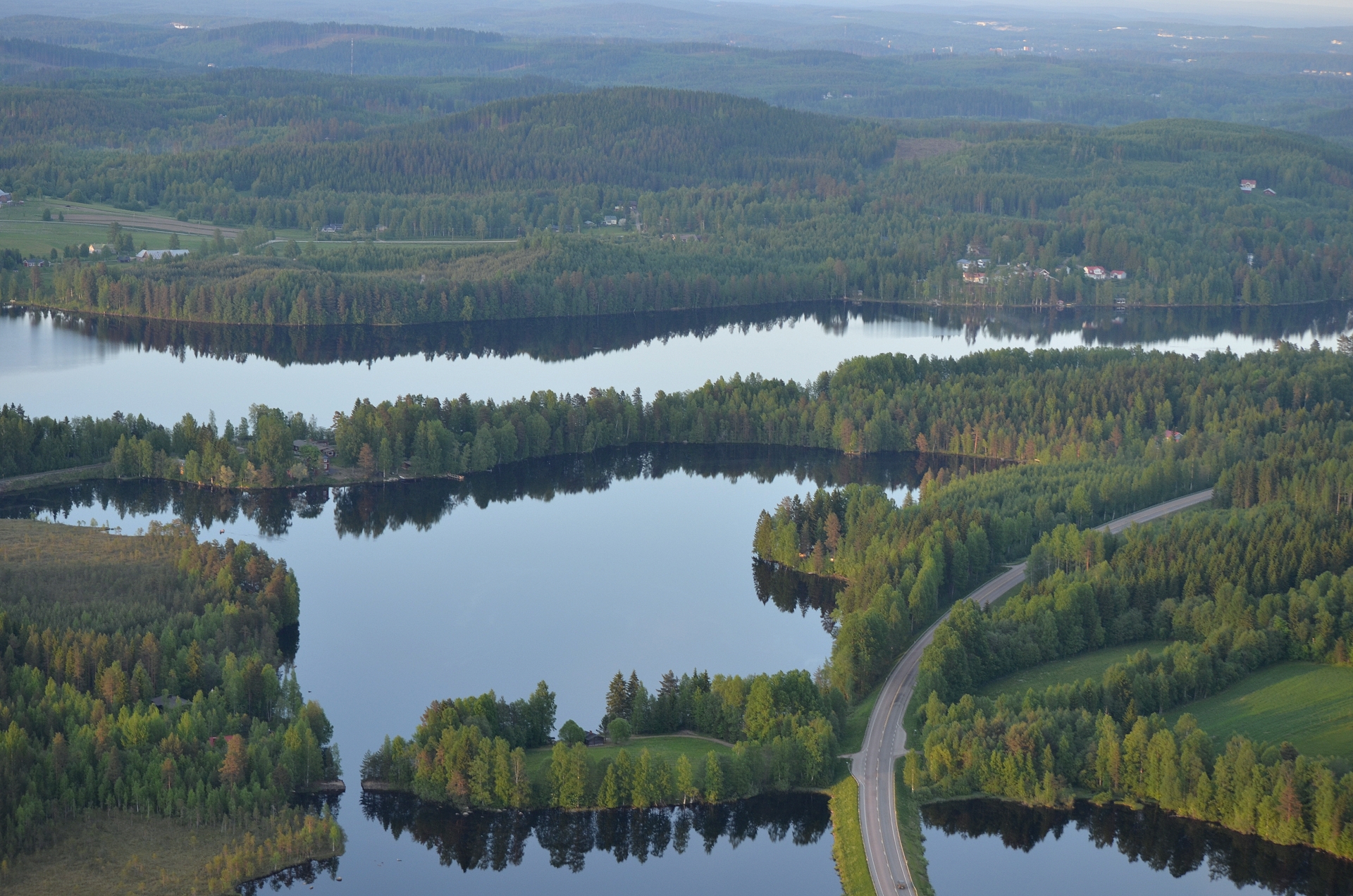Keskellä Väli-Vesankajärvi. 