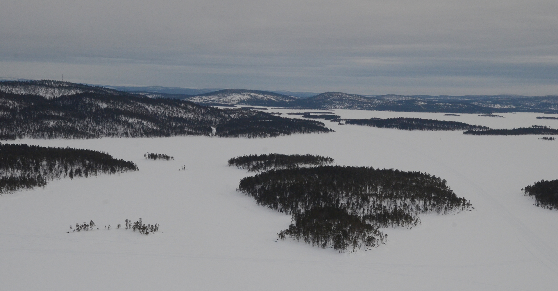 Järven takana näkyy Ivalon vaaroja, eivät taida olla tuntureita?