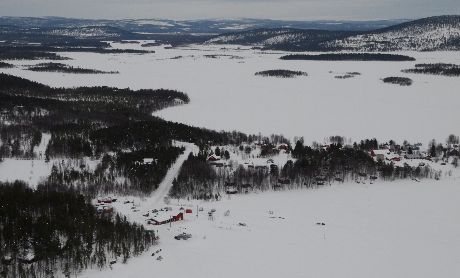 Veskoniemen kylä ja järven takana Ivalojoen suistoa.