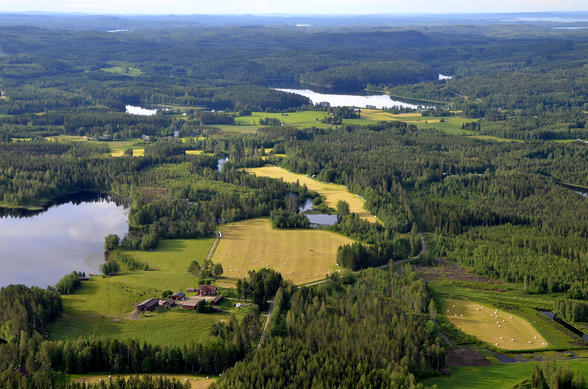 Vasemmalla Ilmojärvi. oikealla Kymönkosken kylä.