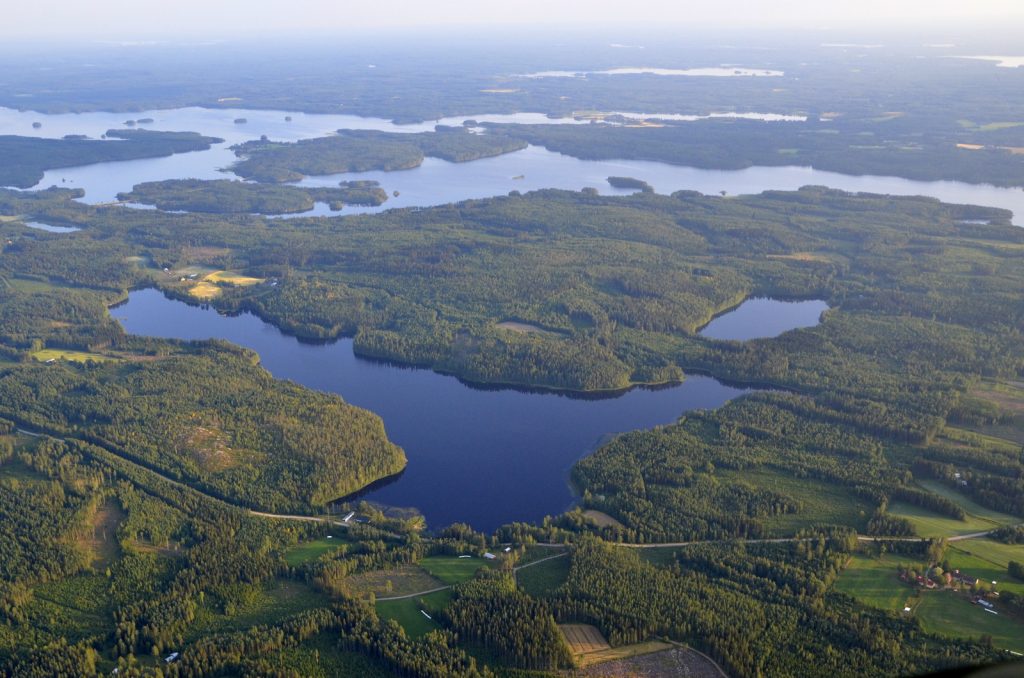 Koivujärvi, taaempana Vuosjärveä.