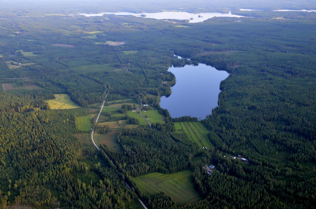 Luomajärvi ja taustalla Kannonkosken taajaman vieressä Pudasjärvi.