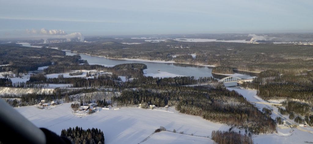 Pörrinsilta / sulku ja Äänekosken (vasemmalla) ja Suolahden tehtaiden hussakat. (vesihöyryä)