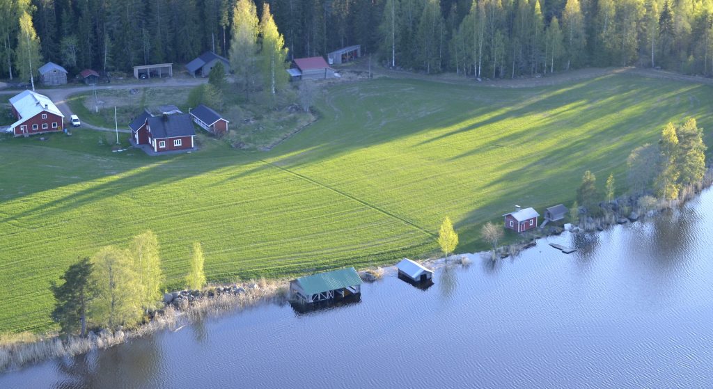 Venekoppelit veden vallassa Järventauksen rannassa.