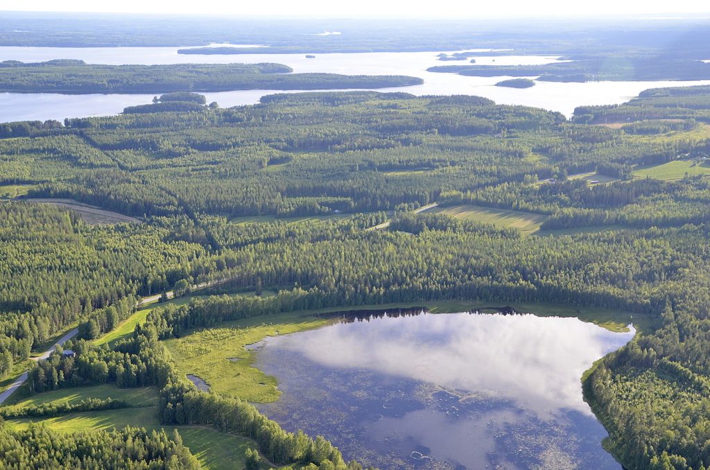 Naistenjärvi, oikealla takana Keitelepohja.
