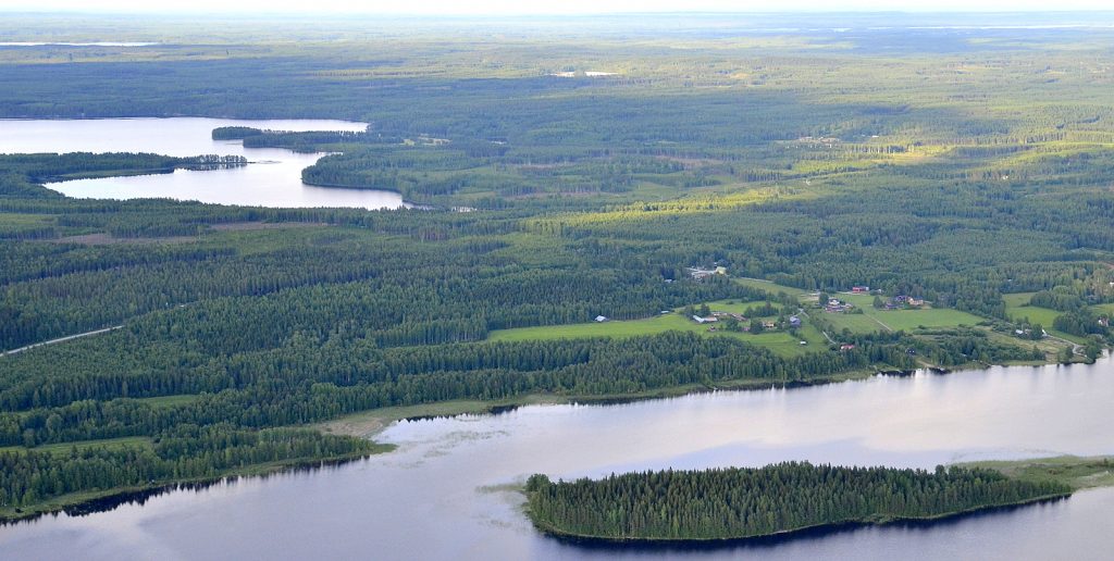 Keitelepohjan "takarannalta" nähtynä Lökkö ja Löytänäjärvi vasemmalla takana.