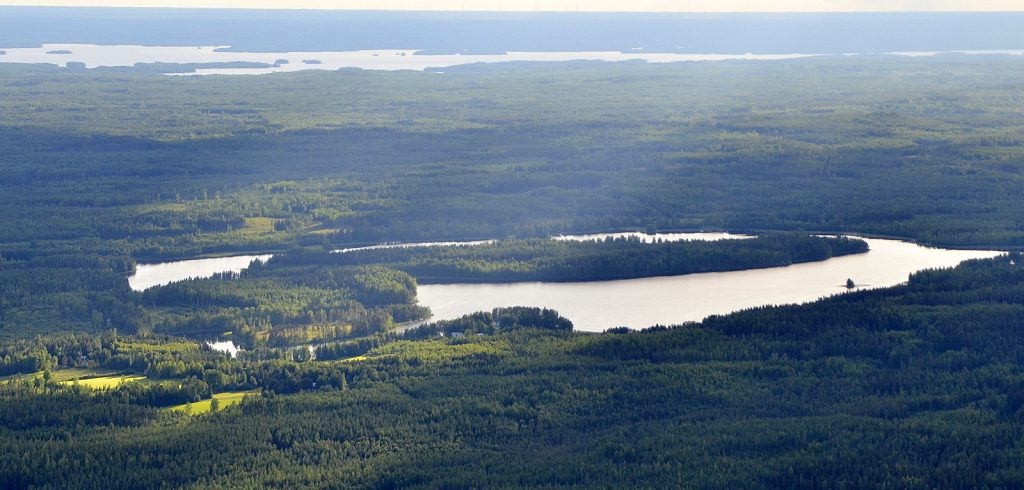 Komujärvi ja Kivijärvi jää lentosuunnassa oikealle.