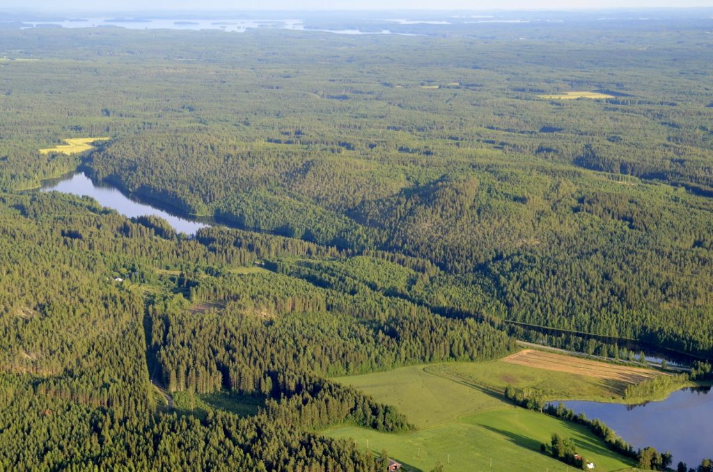 Oikealle jää Jurvansalon kupeelle Hakovuori ja -järvi. Kuvan oikeassa laidassa Koljatti. Kuvan ylälaidassa Keiteleen Karttuselkä.