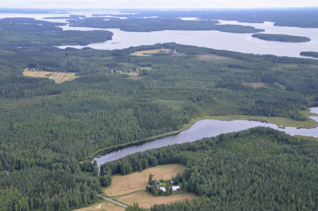 Taimoniemen Myllylahti ja Jokelantila. Oikealla Pihkurinselkää, vasemmalla taaempana Viitasaaren taajama.