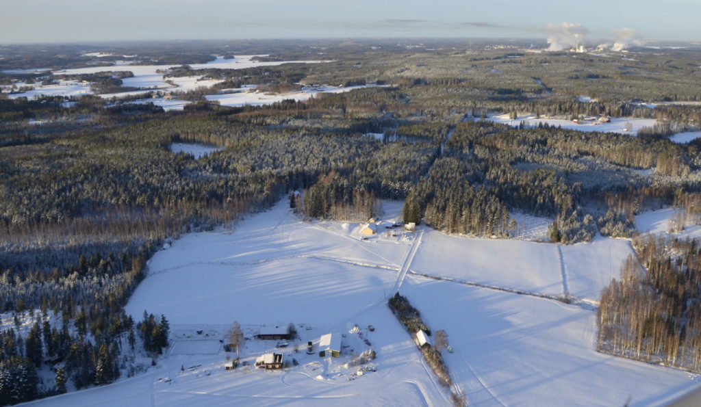 Kipakka pakkanen suosii paluuta kotikuusen terminaaliin pellon takalaidalle:) Vasemmalla näkyy Niinivesijärvi.